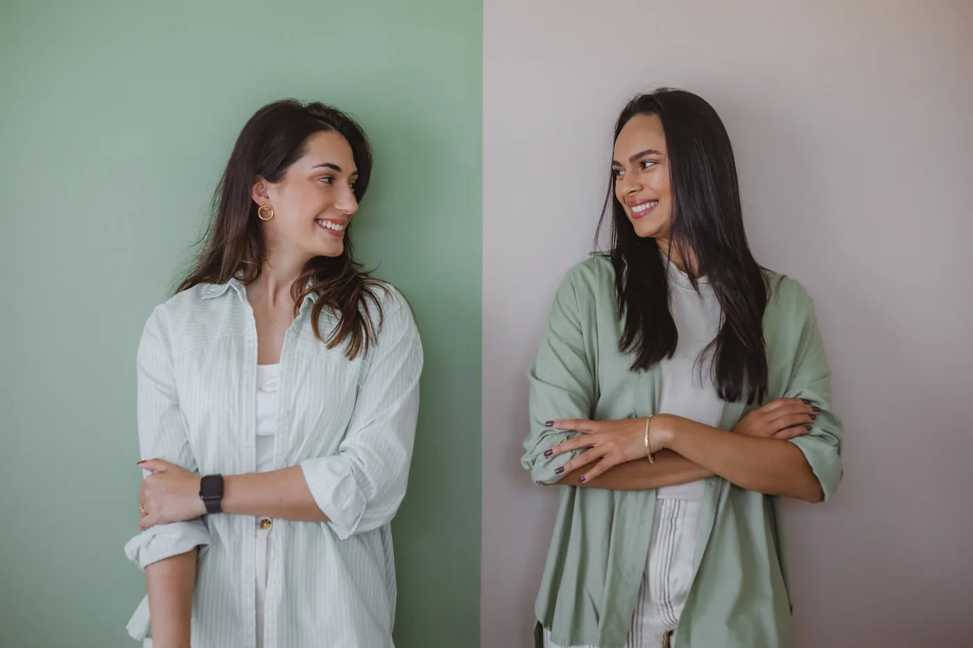 júlia e maryah, sorrindo uma pra outra